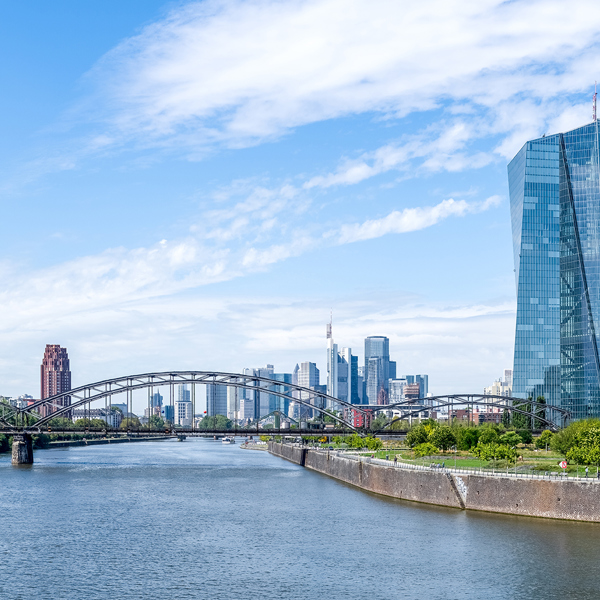 ecb-frankfurt-kig-fra-floden.jpg